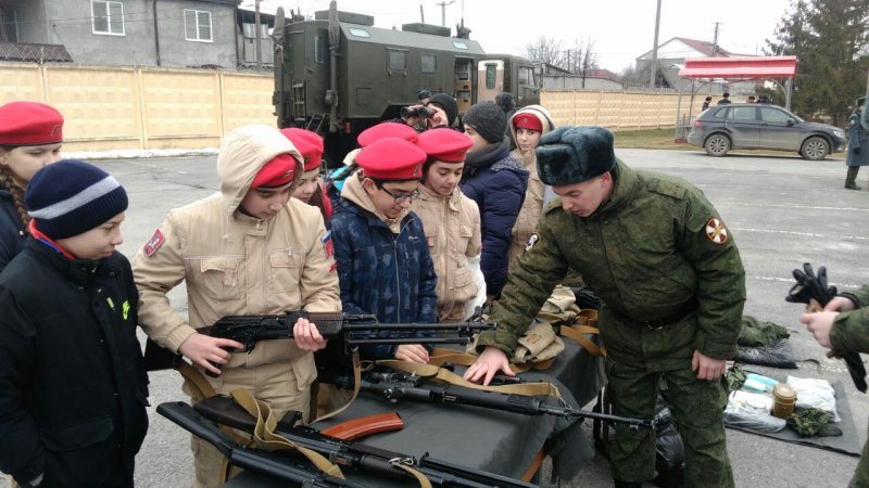 На 23 февраля Юнармия и актив РДШ посетили военную часть